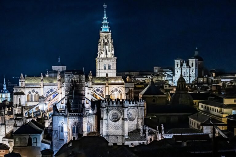 primera vez, se celebran dos noches con más de 50 espacios y actividades. Las Noches del Patrimonio Toledo 2026: qué hacer el 11 y 12 de septiembre Toledo de noche ya es especial. Pero los días 11 y 12 de septiembre de 2026 la ciudad va a ser todavía más difícil de olvidar. Este año, por primera vez, Toledo celebra dos Noches del Patrimonio: dos jornadas en las que monumentos, conventos, museos, patios y espacios históricos amplían sus horarios y se llenan de música, teatro, danza, visitas y actividades culturales. La programación se reparte entre Abierto Patrimonio, Vive Patrimonio y Escena Patrimonio, con más de 50 propuestas por toda la ciudad. Si estás pensando en pasar el fin de semana en Toledo, apunta las fechas: viernes 11 y sábado 12 de septiembre. ¿Qué son Las Noches del Patrimonio? Las Noches del Patrimonio son una iniciativa de las 15 Ciudades Patrimonio de la Humanidad de España que permite descubrir el patrimonio de una forma muy diferente a una visita convencional. Durante estas jornadas, muchos espacios históricos abren en horario nocturno y acogen actividades culturales. Buena parte de la programación es gratuita hasta completar aforo, aunque algunas visitas necesitan reserva previa. Y en una ciudad como Toledo, poder entrar en monumentos, patios y conventos cuando cae la noche tiene un encanto especial. Viernes 11 de septiembre: algunos de nuestros planes favoritos Uno de los planes más diferentes estará en el Paseo del Tránsito, donde 808 Radio llevará música electrónica al atardecer con Yoikol, System Efe y NESEC, de 20:00 a 00:00 horas. También merece la pena acercarse al Alcázar de Toledo, que podrá visitarse de noche entre las 20:00 y las 24:00 horas, con acceso a la Explanada Norte, la fachada de Covarrubias y el Patio de Carlos V. A las 22:00 horas, la fachada del Museo de Santa Cruz será escenario del concierto de piano de Jorge Bedoya, mientras que en la Plaza del Ayuntamiento habrá música inspirada en las Tres Culturas. También abrirán lugares como San Juan de los Reyes, Santa María la Blanca, las Cuevas de Hércules, las Termas Romanas, la estación neomudéjar de ferrocarril y diferentes conventos del casco histórico. Sábado 12: Toledo vuelve a quedarse despierto El sábado hay otra noche completa de programación. Uno de los conciertos más destacados será el de Milladoiro, que actuará en la Plaza del Ayuntamiento de 21:30 a 23:00 horas. A las 22:00 horas, Strad & Cía llevará su violín a la fachada del Museo de Santa Cruz y, para quienes quieran alargar la noche, Demorao cerrará la celebración con rumba toledana en Zocodover desde las 23:30 hasta la 01:00. También habrá danza contemporánea en el claustro de Covarrubias de San Pedro Mártir, títeres para niños en el Salón Rico y música en diferentes conventos y patios históricos. Un plan especial en el Museo Sefardí El Museo Sefardí se suma a la celebración el sábado 12 con una actividad dedicada a los instrumentos tradicionales ibéricos y la música sefardí. La actividad comienza a las 20:00 horas, está pensada para todos los públicos y la entrada es libre hasta completar aforo. Además, el museo permanecerá abierto hasta medianoche. Monumentos que podrás descubrir de noche Una de las grandes razones para vivir Las Noches del Patrimonio es poder entrar en lugares que normalmente no conocemos en este horario. Entre los espacios incluidos en la programación están el Museo del Greco, Sinagoga del Tránsito, Mezquita del Cristo de la Luz, Torre de los Jesuitas, Cuevas de Hércules, Termas Romanas, Santo Domingo el Antiguo, San Juan de los Reyes, Santa María la Blanca, Museo de los Concilios y numerosos conventos y patios históricos. Además, este año se incorpora como novedad la estación de ferrocarril de Toledo, con visitas y un tren turístico especial desde el casco histórico. ¿Hay que reservar? Depende de la actividad. Muchas aperturas y actuaciones son de entrada libre hasta completar aforo, pero determinadas visitas guiadas y experiencias necesitan inscripción previa. Conviene comprobar la programación antes de salir, especialmente si tienes interés en una actividad concreta. La ruta Smartmonki Si quieres disfrutar de la noche sin intentar verlo absolutamente todo, nosotros haríamos algo sencillo. El viernes empezaríamos con el atardecer y la música en el Paseo del Tránsito, seguiríamos recorriendo la Judería y aprovecharíamos para entrar en alguno de los espacios abiertos antes de terminar en el entorno del Museo de Santa Cruz. El sábado combinaríamos alguno de los monumentos abiertos con Milladoiro en la Plaza del Ayuntamiento, después Strad & Cía y, si todavía quedan fuerzas, terminaríamos la noche con Demorao en Zocodover. La gracia está precisamente en no convertirlo en una carrera: pasear, entrar donde apetezca y disfrutar Toledo cuando la ciudad cambia completamente de ambiente. Dormir en el casco histórico estas noches tiene todavía más sentido Durante un fin de semana así, alojarse en el centro histórico permite moverse prácticamente a pie entre actividades, volver al apartamento cuando quieras y olvidarte del coche. En Smartmonki gestionamos apartamentos turísticos en pleno casco histórico de Toledo, una ubicación especialmente cómoda para vivir Las Noches del Patrimonio desde dentro. Descubre nuestros alojamientos turísticos en Toledo y disfruta de una de las noches más especiales del año en la ciudad
