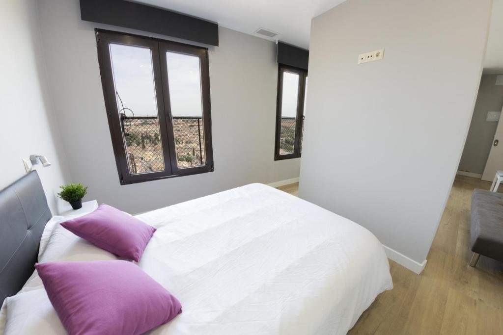 Dormitorio de apartamento turístico en Núñez de Arce con vistas a Toledo